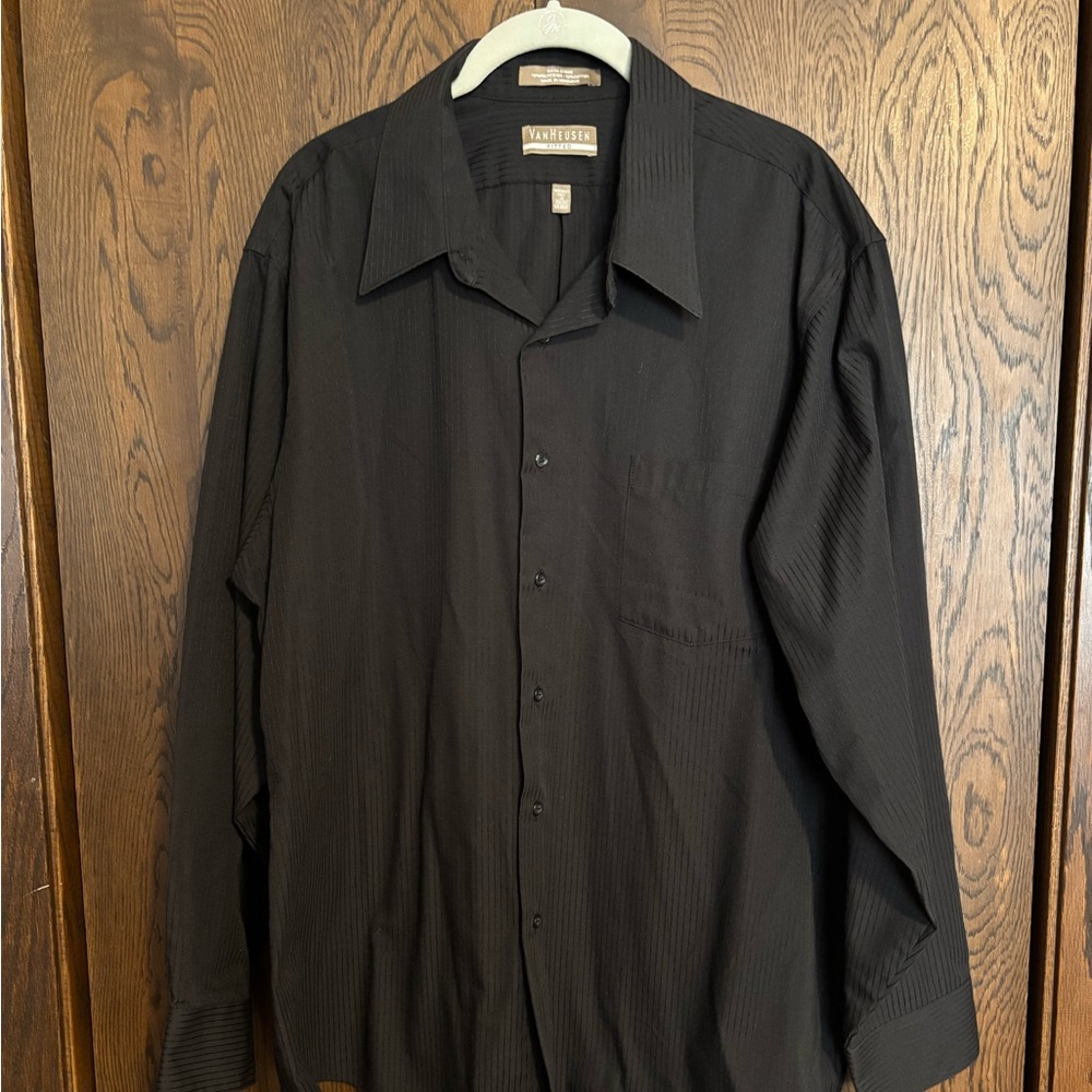 Men’s black XXL shirt.